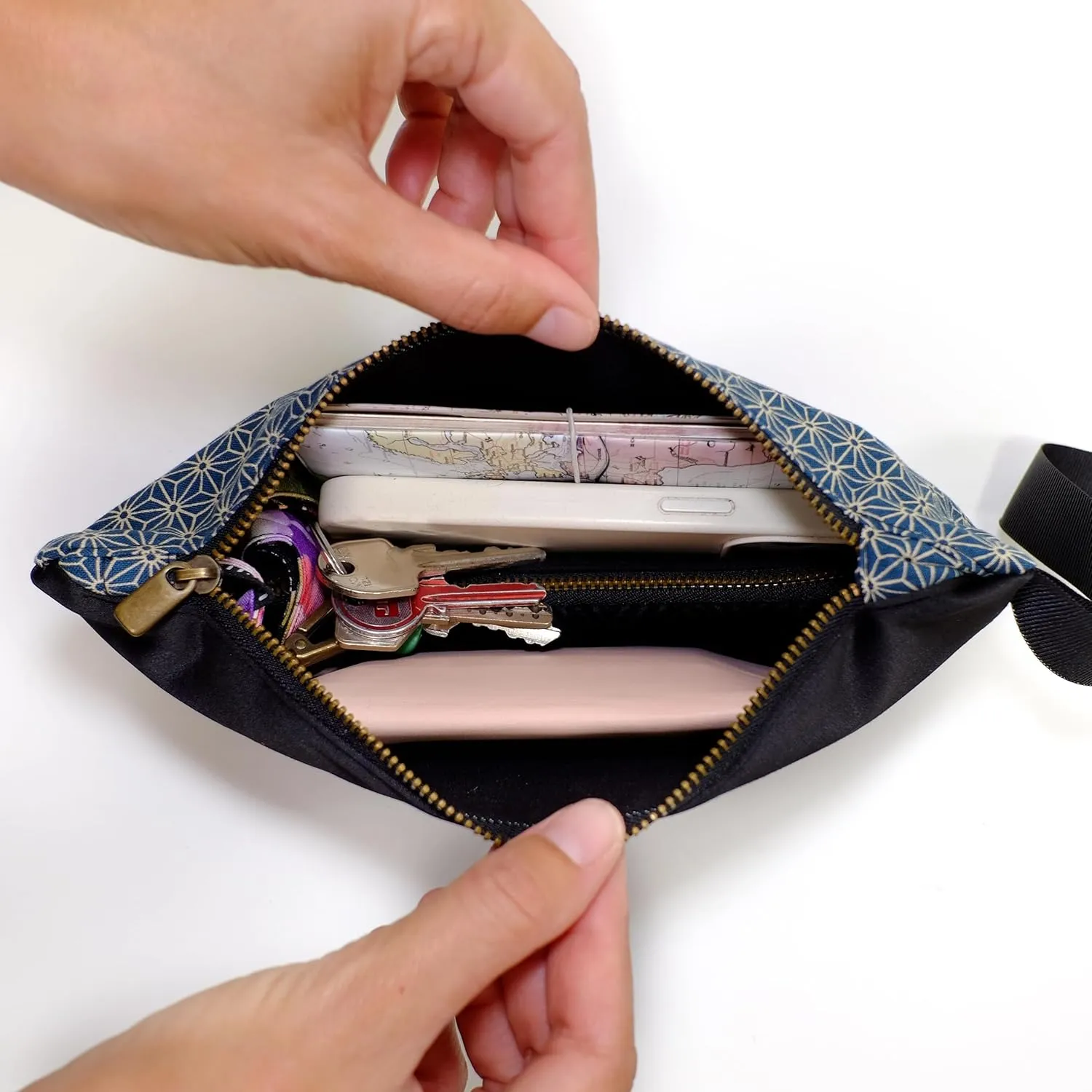 Japanese Style Wristlet Clutch Bag, Versatile Women's Zipper Pouch, 9.5 x 6.7 in. Traditional Japanese Print